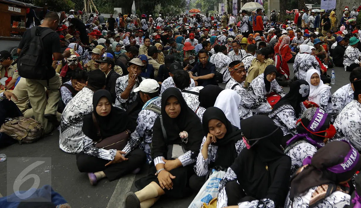 Ribuan guru honorer dan anggota PGRI bertahan di Jl. Asia Afrika, Senayan, Jakarta, Selasa (15/9/2015). Sebelumnya guru honorer sempat melakukan unjuk rasa di depan gedung DPR/MPR RI menuntut status honorer K2 menjadi PNS. (Liputan6.com/Yoppy Renato)