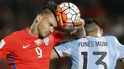 Pemain Argentina, Ramiro Funes Mori (kanan) berebut bola dengan pemain Cile, Mauricio Pinilla pada laga kualifikasi Piala Dunia 2018 zona CONMEBOL di Stadio Nacional Julio Martinez Pradanos, Santiago, Jumat (25/3/2016) pagi WIB.  (REUTERS/Rodrigo Garrido)