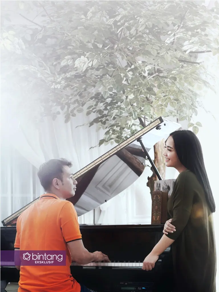 Raffi Ahmad-Nagita Slavina membuat film Rafathar untuk putra mereka. (Fotografer: Bambang E. Ros, Stylist : Indah Wulansari, Digital Imaging: Muhammad Iqbal Nurfajri/Bintang.com)