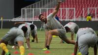 Bek Bhayangkara FC, Vladimir Vujovic, melakukan pemanasan saat latihan di Stadion Utama Gelora Bung Karno, Jakarta, Jumat (26/1/2018). Latihan ini persiapan jelang laga J.League Asia Challenge melawan FC Tokyo. (Bola.com/Asprilla Dwi Adha)