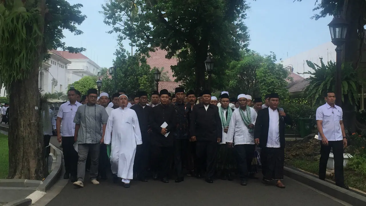 Presiden Jokowi bersilaturahmi dengan para kiai dan habib se-Jadetabek di Istana