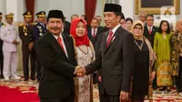 Presiden Joko Widodo (kanan) memberikan ucapan selamat kepada Kepala Badan Pembinaan Ideologi Pancasila (BPIP) Yudian Wahyudi (kiri) dan istri, seusai dilantik di Istana Negara, Jakarta, Rabu (5/2/2020). Jokowi resmi melantik Yudian Wahyudi sebagai Kepala BPIP. (Liputan6.com/Faizal Fanani)