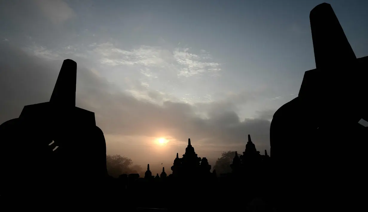 Matahari terbit di atas candi Borobudur di Magelang, di provinsi Jawa Tengah, Indonesia pada 10 Mei 2016. Kemegahan Candi Borobudur didokumentasikan dengan baik sejak awal pemugarannya pada 1973-1983. (AFP Photo/Goh Chai Hin)