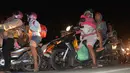 Sejumlah warga mengendarai motor mengungsi ke tempat yang lebih tinggi menyusul terjadinya gempa di Cilacap, Jawa Tengah (16/12). Gempa kuat yang mengguncang Pulau Jawa memicu peringatan akan terjadinya tsunami. (AP Photo / Wagino)