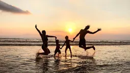Pergi ke pantai sambal menikmati sunset, keempatnya tak lupa untuk berfoto dengan gaya lompat. (Liputan6.com/IG/@meiranastasia)