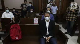 Mantan Dirut PT Pelindo II, RJ Lino (tengah) bersiap menjalani sidang pembacaan putusan kasus dugaan korupsi pengadaan tiga unit QCC di PT Pelindo II tahun 2010, Pengadilan Tipikor, Jakarta, Selasa (14/12/2021). RJ Lino divonis empat tahun penjara, denda Rp500 juta. (Liputan6.com/Helmi Fithriansyah)