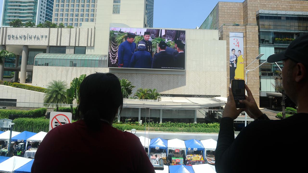 Warga Saksikan Prabowo Ucapkan Sumpah dan Janji sebagai Presiden Lewat Videotron