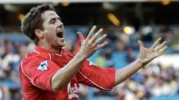 Musim 1997/1998. Pada musim 1997/1998, tiga striker Inggris harus berbagi gelar top skor Liga Inggris karena sama-sama mencetak 18 gol di musim tersebut. Mereka adalah Dion Dublin (Coventry City), Michael Owen (Liverpool) dan Chris Sutton (Blackburn Rovers). Dari ketiganya, Michael Owen berhasil membawa timnya Liverpool finis di tempat yang lebih baik yaitu di posisi ke-3. Ia yang saat itu berusia 18 tahun juga menyabet gelar PFA Young Player of the Year dan pemain terbaik Liga Inggris musim 1997/1998. (AFP/Paul Barker)