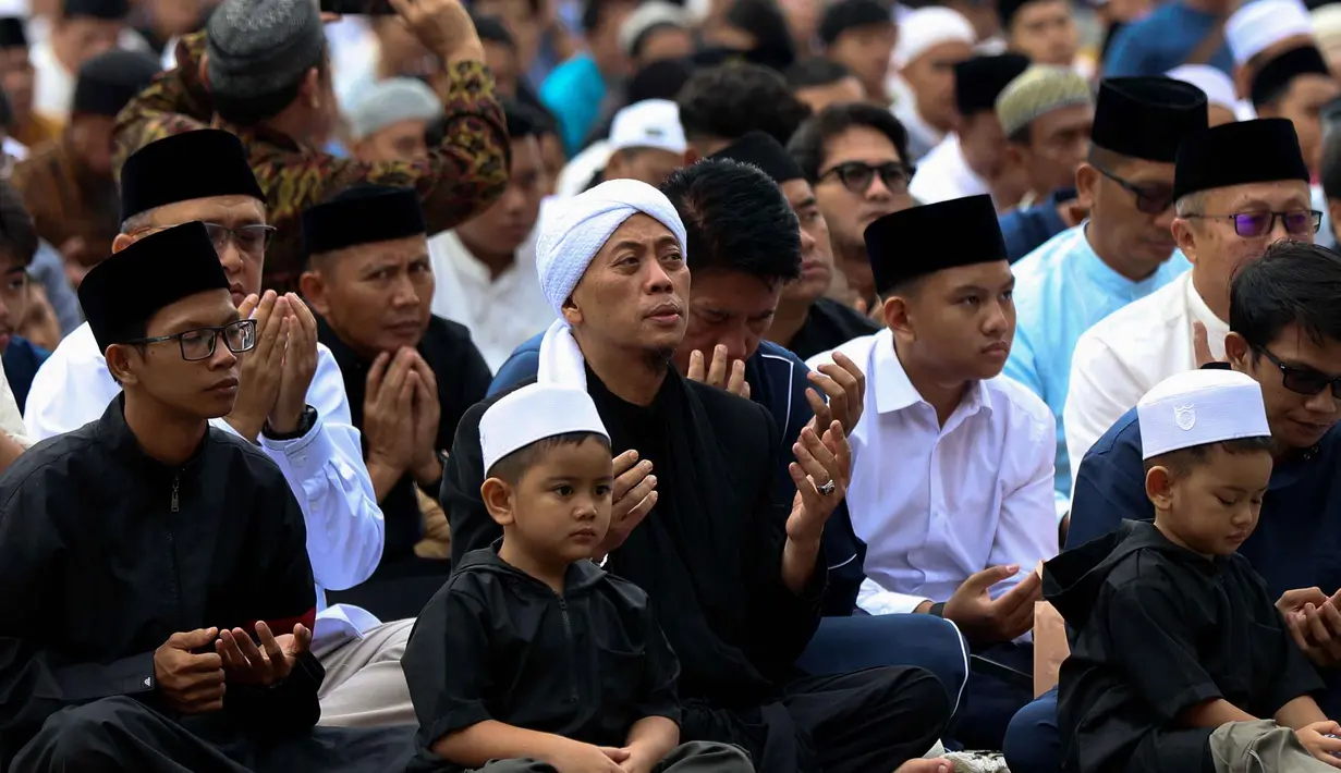 Keputusan itu diambil usai Kementerian Agama melakukan pemantauan hilal di 117 titik yang tersebar di seluruh Indonesia dan sidang isbat penentuan 1 Syawal 1444 Hijriah pada Kamis (19/3/2026). Tampak dalam foto, ribuan umat Muslim usai melaksanakan rangkaian salat Idulfitri 1447 Hijriah di Lapangan Utama Stadion Pakansari, Cibinong, Kabupaten Bogor, Jawa Barat, Sabtu (21/3/2026). (Kapanlagi.com/Budy Santoso)