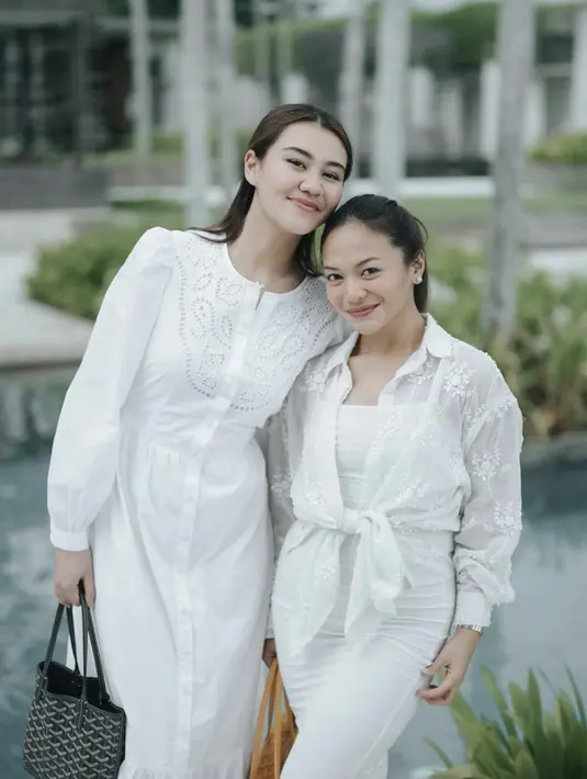 Dress putih juga tampil manis dengan gaya memikat. OOTD yang delicate ini hadirkan pesona yang begitu nyata. [Foto: Instagram/ Aaliyah Massaid]