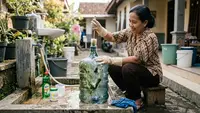 6 Cara Membersihkan Galon Berlumut dan Berkerak Tanpa Merusak Kemasannya