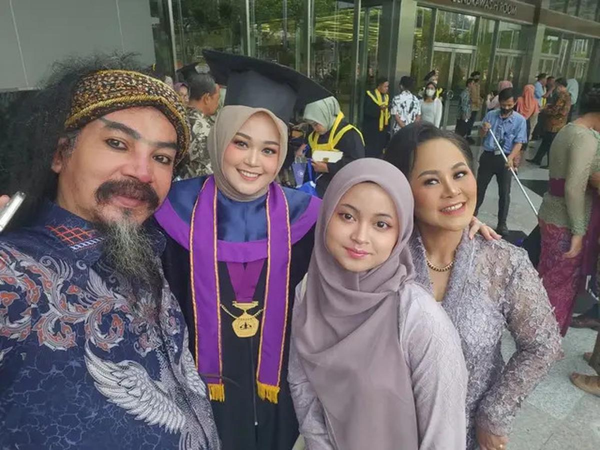 7 Potret Limbad Rayakan Ultah Istri, Kekompakan Dua Putrinya Curi Perhatian