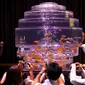 Sejumlah pengunjung saat melihat ikan emas di dalam akuarium saat Pameran Seni Akuarium di Tokyo, Jepang (10/7/2015). Pameran Seni Aquarium di Tokyo ini juga menjadi ajang fotografi bagi para pengunjung yang antusias. (REUTERS/Thomas Peter)
