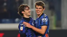 Pemain Atalanta Aleksey Miranchuk dan Charles De Ketelaere (kanan) merayakan setelah mencetak gol ke gawang Sassuolo pada pertandingan sepak bola babak 16 besar Coppa Italia di Stadion Gewiss, Bergamo, Italia, Rabu (3/1/2024). (Spada/LaPresse via AP)
