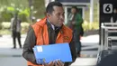 Kepala Bagian Unit Layanan Pengadaan nonaktif, Sanadjihitu Sangadji berjalan akan menjalani pemeriksaan oleh penyidik di Gedung KPK, Jakarta, Senin (2/3/2020). Sanadjihitu Sangadji diperiksa sebagai tersangka terkait atas dugaan menerima suap proyek infrastruktur di Dinas PUPR Kabupaten Sidoarjo. (m