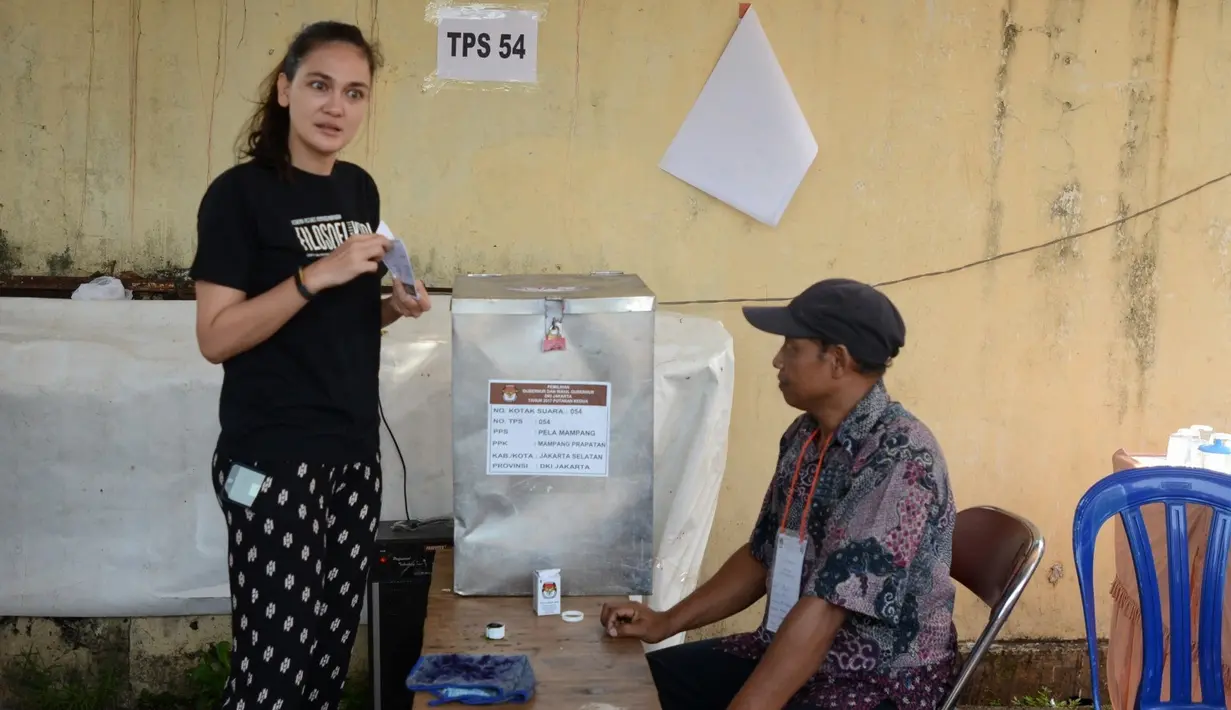 "Kan demokrasi, yang menang pun walaupun bukan pilihan saya ya tetap saya dukung, kan udah pilihan (masyarakat)," ujar Luna Maya usai mencoblos. (Adrian Putra/Bintang.com)