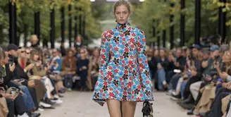 Celine hadirkan koleksi musim panas yang begitu vibrant. [Foto: Celine. Dok]