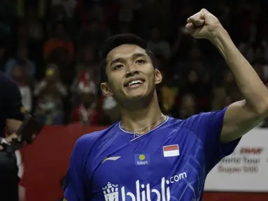 Tunggal Putra Indonesia, Jonatan Christie, merayakan kemenangan atas tunggal Chinese Taipei, Wang Tzu We, pada laga Indonesia Masters 2020 di Istora, Jakarta, Kamis (16/1). Jonatan Christie unggul 21-15 dan 21-15. (Bola.com/Yoppy Renato)