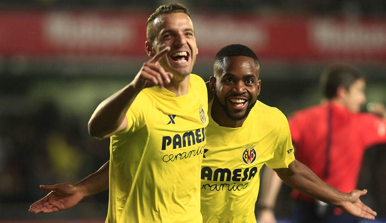 Roberto Soldado dan Cedric Bakambu merayakan gol kemenangan atas Real Madrid pada laga La Liga Spanyol di Stadion El Madrigal, Spanyol, Minggu (13/12/2015). (EPA/Juan Carlos)