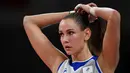 Pevoli wanita asal Rusia, Nataliya Goncharova merapihkan rambutnya saat melawan Turki dalam babak penyisihan grup B Olimpiade Tokyo 2020 di Ariake Arena, Tokyo (2/8/2021). (AFP/Yuri Cortez)