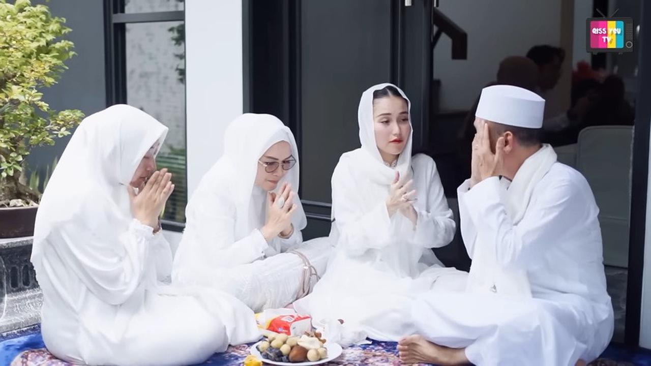 Ayu Ting Ting Terlihat Khusyuk