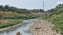 Pemandangan aliran Kali Bekasi yang menyurut di kawasan Margahayu, Bekasi, Jawa Barat, Selasa (8/10/2019). Musim kemarau berkepanjangan menyebabkan debit air Kali Bekasi menurun dan hampir mengering di beberapa titik. (merdeka.com/Iqbal Nugroho)