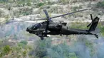 Helikopter serang Angkatan Darat Amerika Serikat menembakkan roket ke sasaran dalam latihan militer multinasional Super Garuda Shield 2023 di Baluran, Jawa Barat, Indonesia, Senin (11/9/2023). Ribuan tentara dari Amerika Serikat, Indonesia, Australia, dan pasukan sekutu lainnya menunjukkan kemampuan lapis baja mereka dalam latihan tempur pada saat meningkatnya agresi Tiongkok di wilayah tersebut. (AP Photo/Tatan Syuflana)