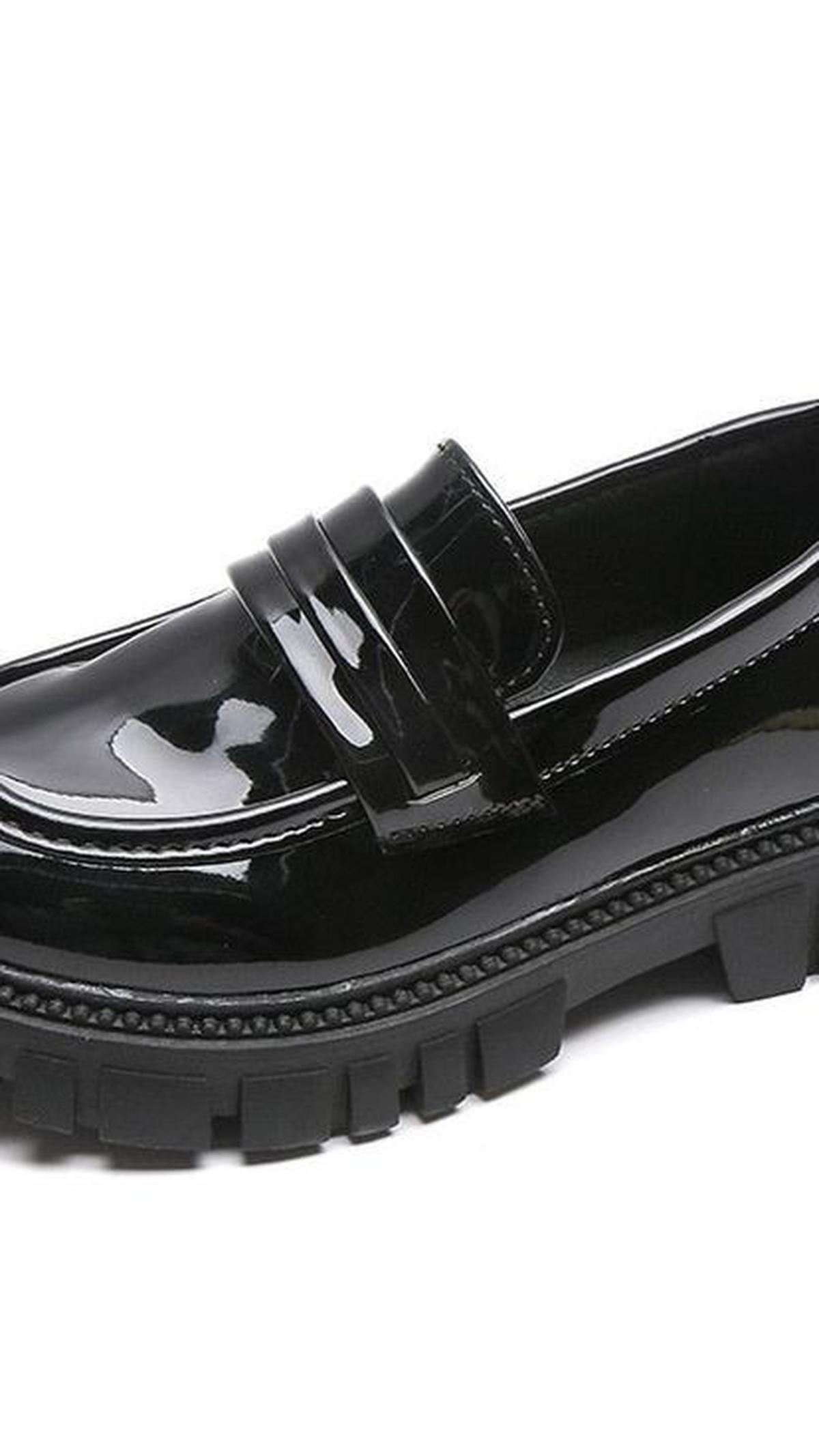 <b>Sneaker atau Slip On Warna Hitam untuk Ke Sekolah </b>