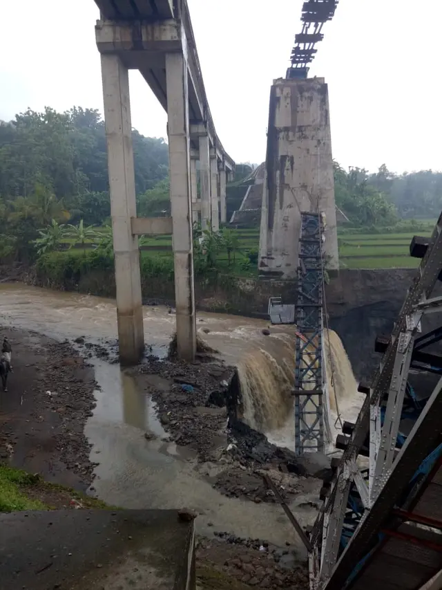 Jembatan Kereta Api di Tonjong, Brebes ambruk usai dihantam banjir. (Foto: Liputan6.com/Istimewa-WAG Pers dan Mitra Kerja)