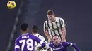 Bek Juventus, Matthijs de Ligt, duel udara dengan pemain Fiorentina, Franck Ribery, pada laga Liga Italia di Turin, Rabu (23/12/2020). Fiorentina menang dengan skor 0-3. (Fabio Ferrari/LaPresse via AP)