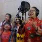 Menteri Yohana Yambise saat rekaman lagu anak. (Istimewa)