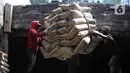 Pekerja tengah melakukan bongkar muat semen di pelabuhan Sunda Kelapa, Jakarta, Kamis (6/1/2022). Tahun 2022 dinilai akan menjadi tahun yang lebih baik bagi industri semen. (Liputan6.com/Angga Yuniar)