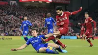 Pemain Leicester City, Harry Maguire (kiir) berusaha menahan sepakan pemain Liverpool, Mohamed Salah pada lanjutan Premier League di Anfield, Liverpool, (30/12/2017).  Liverpool menang 2-0. (Peter Byrne/PA via AP)