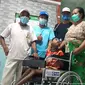 Irfan, anak 12 tahun terdampak bencana di Lembata, NTT saat mendapatkan bantuan kursi roda (Dok: Plan Indonesia)