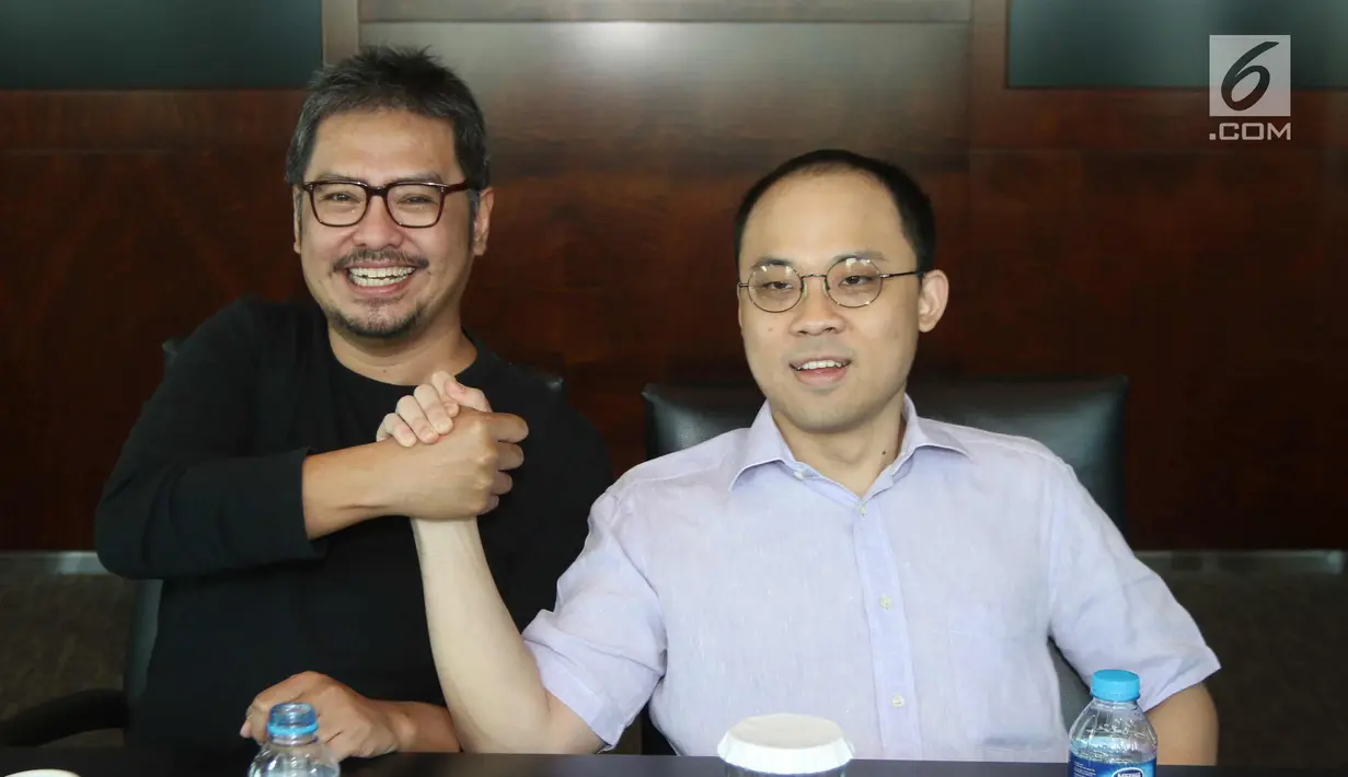 CEO KMK Online Adi Sariaatmadja (kanan) dan CEO KLN Steve Christian bersalaman usai menandatangani Akta Penggabungan (merger) PT Liputan6.com dan PT KLN, Jakarta, Kamis (29/3). Merger ini melahirkan KapanLagi Youniverse. (Liputan6.com/Arya Manggala)