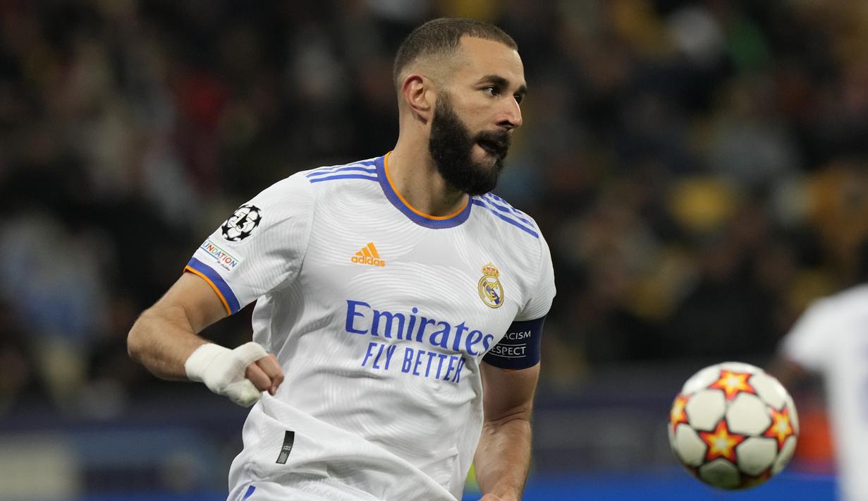 Karim Benzema. Striker Real Madrid berusia 33 tahun ini telah mencetak 11 gol dari total 13 laga musim ini. Rinciannya, 9 gol di Liga Spanyol dan 2 gol di Liga Champions. Berkat ketajamannya, ia sementara memimpin daftar top skor LaLiga dan Real Madrid jadi pemuncak klasemen. (AP/Efrem Lukatsky)
