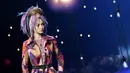 Model cantik Gigi Hadid mengenakan busana rancangan terbaru Marc Jacobs untuk koleksi spring 2017 pada gelaran New York Fashion Week di New York, Kamis (15/9). Gigi mengubah penampilannya dengan wig mirip rambut gimbal berwarna-warni. (Angela WEISS/AFP)