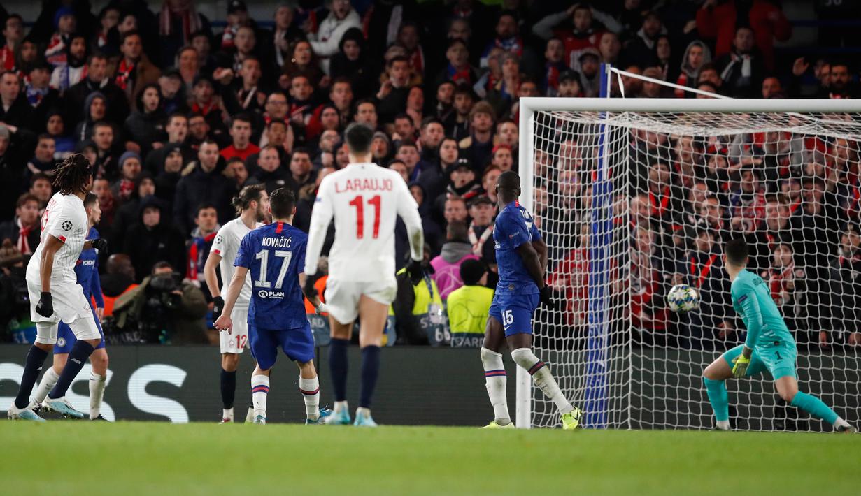 Pemain Lille Loic Remy (kiri) mencetak gol ke gawang Chelsea pada pertandingan Grup H Liga Champions di Stadion Stamford Bridge, London, Inggris,  Selasa (10/12/2019). Chelsea menang 2-1 dan lolos ke babak 16 besar Liga Champions. (AP Photo/Thanassis Stavrakis)