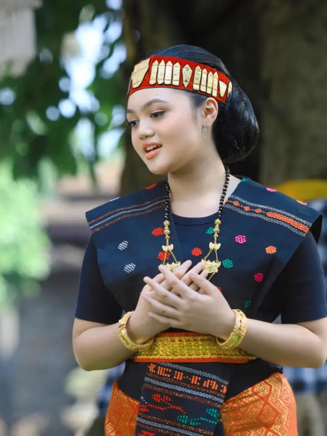 Gaya Amora Lemos Pakai Baju Adat Suku Batak