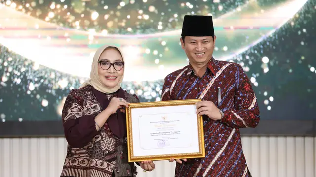 Bupati Trenggalek, Mochamad Nur Arifin, saat menerima penghargaan Kabupaten Layak Anak kategori utama tahun 2025.