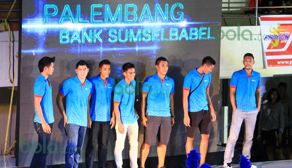 Tim putra Palembang Bank Sumsel Babel diperkenalkan saat Pembukaan Proliga 2016 putaran pertama yang berlangsung di GOR Ken Arok, Malang, Jumat (19/2/2016). (Bola.com/Nicklas Hanoatubun)