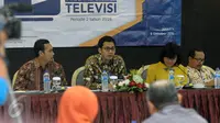 Ketua KPI, Yuliandre Darwis (kedua kiri) mendampingi tim ISKI melakukan rilis indeks kualitas program siaran televisi periode II 2016 di Jakarta, Rabu (5/10). Survei dilaksanakan tim dari 12 perguruan tinggi di Indonesia. (Liputan6.com/Helmi Fithriansyah)