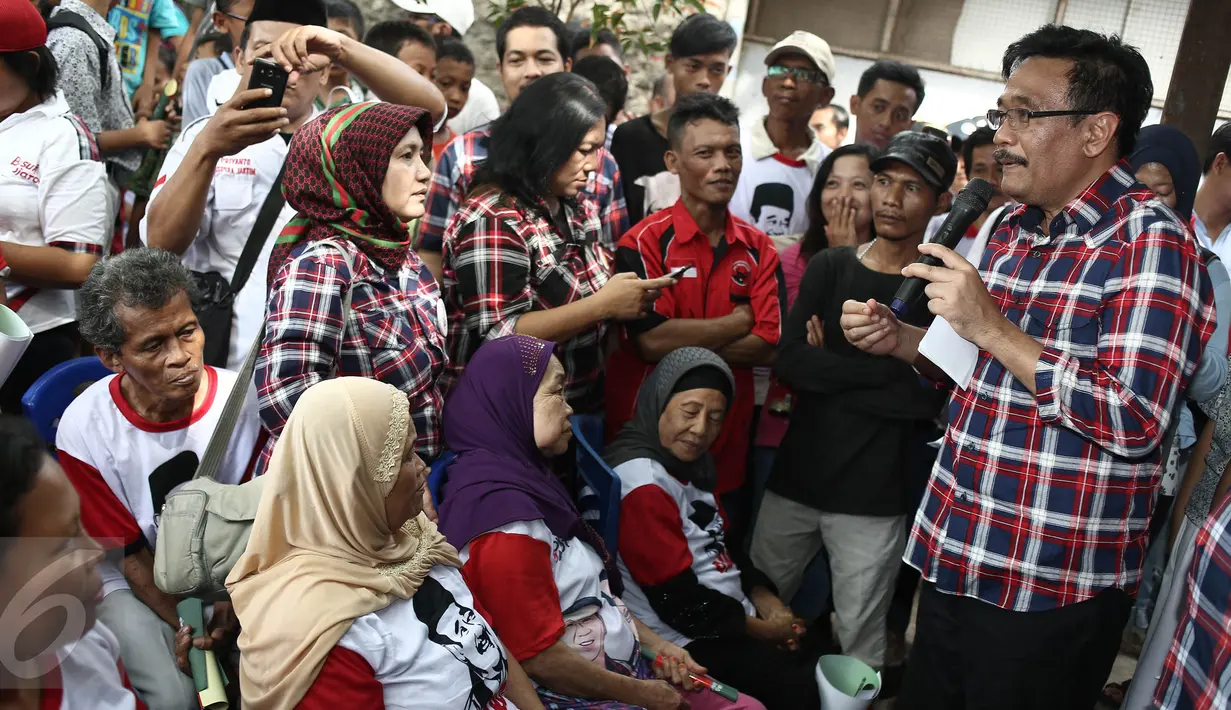 Cawagub DKI Jakarta, Djarot Saiful Hidayat saat menyapa warga Kampung Makasar, Jakarta, Kamis (8/12). Dengan disambut warga dan anak-anak Djarot menyusuri Jalan Kerja Bakti yang menjadi lokasi blusukan-nya. (Liputan6.com/Faizal Fanani)