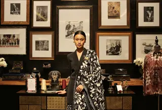 Motif Kupu Banyumasan memiliki makna filosofi tentang kebebasan. Motif yang diadaptasi ke dalam selendang dan kain berhasil memberikan 'kebebasan' dalam bergaya dengan batik. (Foto: Fimela/ Batik: Iwan Tirta/ Makeup: Laura Mercier/ Hair: Shiseido Professional Indonesia/ Model: Mazzaya from Studio47)