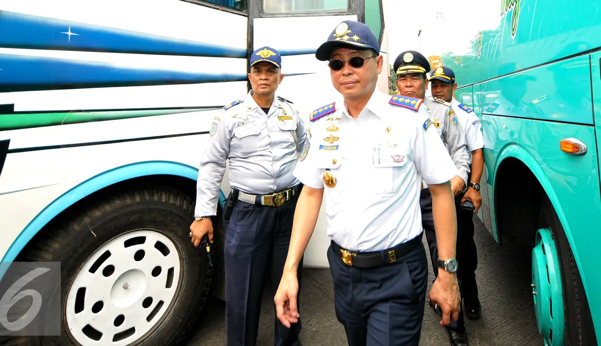 Menteri Perhubungan Ignasius Jonan melakukan pemeriksaan mendadak ke Terminal Kp.Rambutan, Jakarta, Jumat (10/7/2015).  Kedatangan Jonan untuk mengecek kesiapan layanan angkutan mudik Lebaran 2015. (Liputan/Yoppy Renato)
