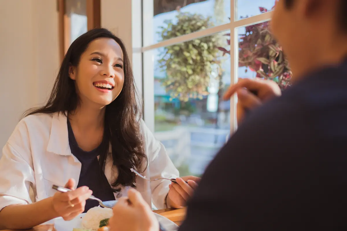 perempuan dan pasangan 11 juli makan