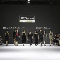 Fashion show kolaborasi TRESemmé bersama desainer Rinda Salmun dan Ernesto Abram di Jakarta Fashion Week 2025 (Foto: Jakarta Fashion Week)