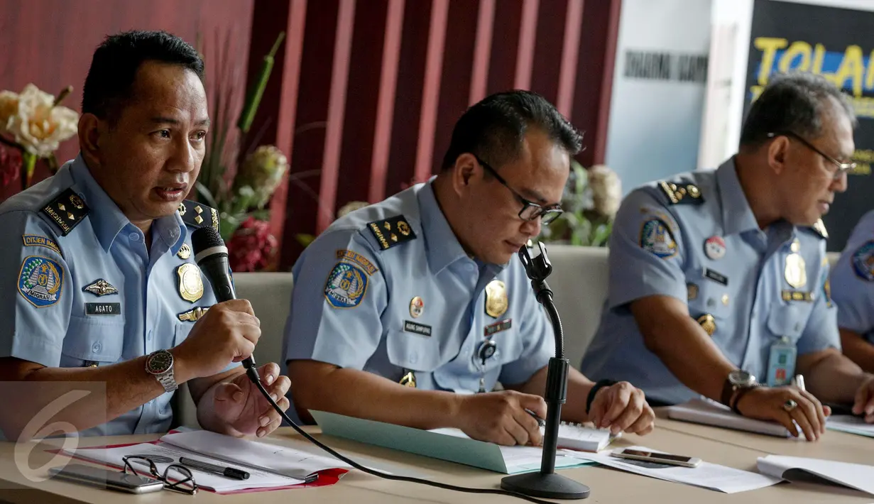 Jumpa pers Dirjen Imigrasi dan Staff terkait deposit Rp 25 juta bagi pemohon paspor, di Jakarta, Senin (20/3). Setelah menuai kritik, kebijakan tersebut dihapus oleh imigrasi karena menimbulkan tren negatif di masyarakat. (Liputan6.com/Faizal Fanani)