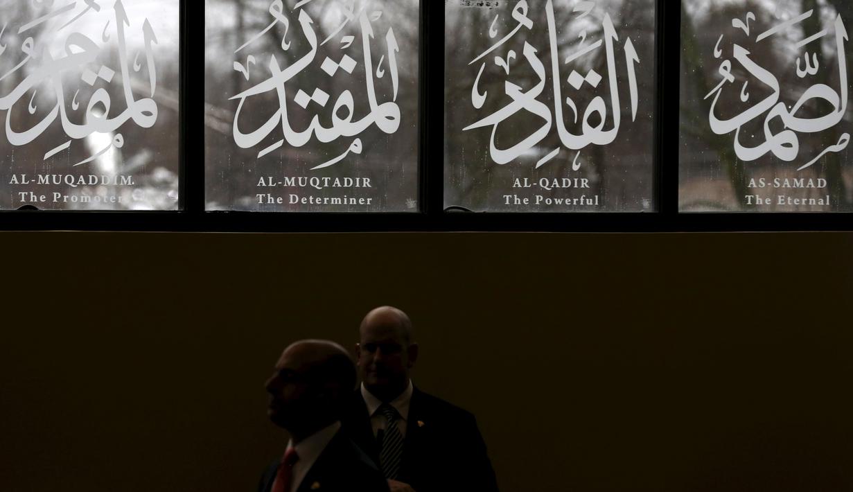 Agen Secret Service berjaga saat Presiden AS, Barack Obama mengunjungi masjid Islamic Society of Baltimore, Catonsville, Maryland, Rabu (3/2/2016). Ini kunjungan pertama Obama sejak dua periode menjadi Presiden. (REUTERS/Jonathan Ernst)