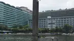 Pekerja melakukan perbaikan kolam air mancur Bundaran HI, Jakarta, Sabtu (23/2). Perbaikan tersebut dilakukan untuk mengganti barang yang rusak dan sekaligus pengecekan fungsi air mancur. (Merdeka.com/Imam Buhori)